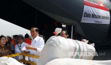 President Joko Widodo accompanied by Foreign Affairs Minister Retno Marsudi and Coordinating Minister of Human  Development and Cultural Affairs Puan Maharani oversee aid to be delivered to Rohingya.