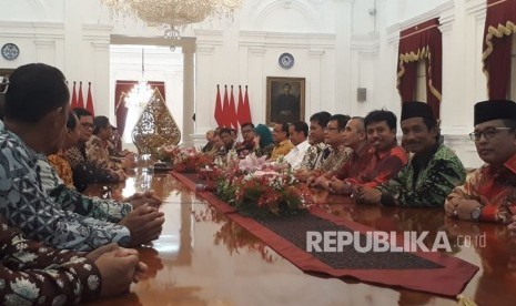 Presiden Joko Widodo didampingi Mensesneg Pratikno, bertemu dengan perwakilan KAHMI di Istana Negara, Jumat (3/11). 