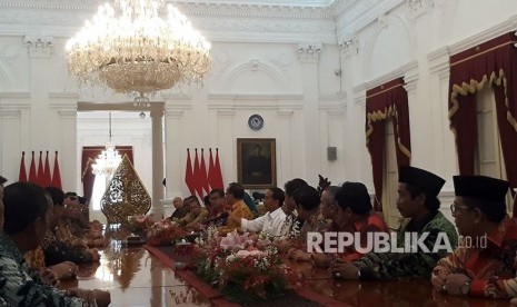 Presiden Joko Widodo didampingi Mensesneg Pratikno, bertemu dengan perwakilan KAHMI di Istana Negara, Jumat (3/11). 