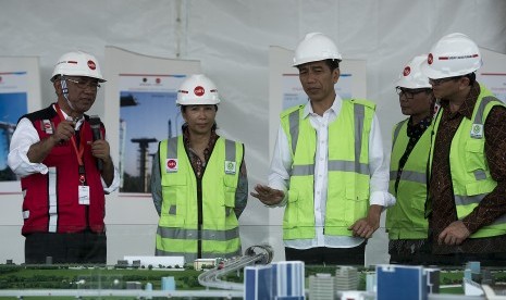 Presiden Joko Widodo didampingi Menteri BUMN Rini Soemarno (kedua kiri), dan Dirut PT Adhi Karya (Persero) Tbk Budi Harto (kiri) meninjau perkembangan proyek pembangunan Kereta Api Ringan atau Light Rail Transit (LRT) Jakarta-Bogor-Depok-Bekasi (Jabodebek).