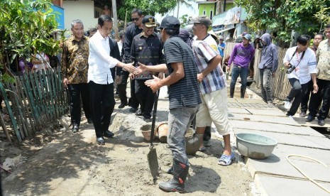 Presiden Joko Widodo didampingi Menteri Desa, PDT dan Transmigrasi Eko Sandjojo, saat meninjau langsung penggunaan dana desa yang dimanfaatkan untuk infrastruktur  di Desa Pabentengang.