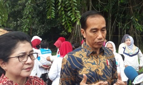 Presiden Joko Widodo didampingi Menteri Kesehatan Nila F Moeloek memberikan keterangan kepada wartawan Jumat (6/4)