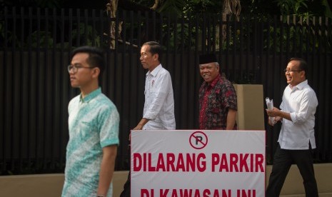 Presiden Joko Widodo didampingi Menteri Sekertaris Negara Pratikno (kanan) dan Menteri PUPR Basuki Hadimuljono (kedua kanan) meninjau lokasi pernikahan Kahiyang Ayu-Bobby Nasution di sekitar kediaman pribadi Presiden di Sumber, Solo, Jawa Tengah, Senin (6/11). 