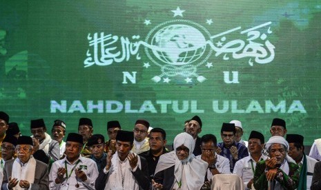 Munas NU: Presiden Joko Widodo didampingi Muhtasyar Nahdlatul Ulama (NU) KH Ma'ruf Amin (kiri) Rais Aam PBNU KH Miftahul Akhyar (kedua kanan) dan Ketua Umum PBNU KH Said Aqil Siroj (kedua kiri) berdoa bersama pada Musyawarah Nasional (Munas) Alim Ulama dan Konferensi Besar (Konbes) Nahdlatul Ulama di Pondok Pesantren Miftahul Huda Al-Azhar Citangkolo, Kota Banjar, Jawa Barat, Rabu (27/2/2019). 