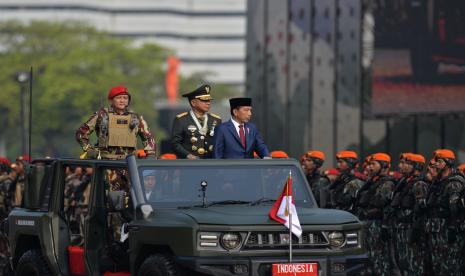 Presiden Joko Widodo didampingi Panglima TNI Jenderal TNI Agus Subiyanto memeriksa pasukan saat  upacara Hari Ulang Tahun (HUT) ke-79 Tentara Nasional Indonesia (TNI) di Kawasan Monas, Jakarta, Sabtu (5/10/2024).