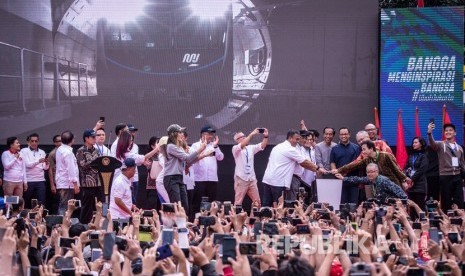 Presiden Joko Widodo didampingi pejabat terkait menekan tombol saat meresmikan MRT Jakarta, di kawasan Bundaran HI, Jakarta, Ahad (24/3/2019). 