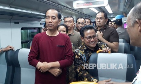 Presiden Joko Widodo didampingi sejumlah Menteri Kabinet Kerja meresmikan pengoperasian Kereta Bandara Soekarno-Hatta,Selasa (2/1). 