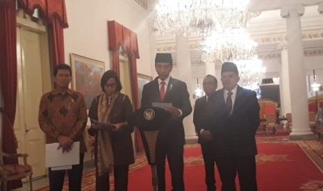 Presiden Joko Widodo didampingi Wakil Presiden Jusuf Kalla (kanan),  Menteri Keuangan Sri Mulyani, serta Menteri Aparatur Negara dan Reformasi Birokrasi Asman Abnur memberikan keterangan pers terkait pemberian THR dan Gaji ke-13 bagi PNS, TNI,dan Polri, di Istana Merdeka, Rabu (23/5). 