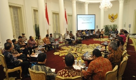 Presiden Joko Widodo didampingi Wapres Jusuf Kalla memimpin rapat kabinet di Istana Bogor, Jawa Barat, Senin (16/2).