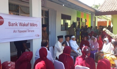 Presiden Joko Widodo ditemani Dewan Komisioner OJK, dan Ketua MUI Ma'ruf Amin meresmikan Bank Wakaf Mikro, di Pesantren  An Nawawi Tanara, Rabu (14/3). 