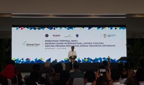 Presiden Joko Widodo ditemani Iriana Widodo meresmikan terminal baru Bandara Internasional Ahmad Yani, Kamis (7/6). 