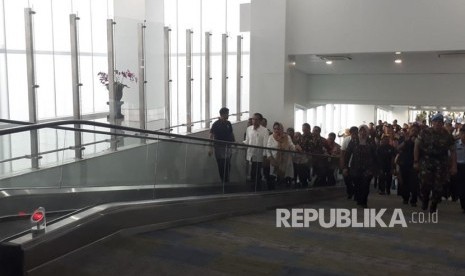 Presiden Joko Widodo ditemani Iriana Widodo meresmikan terminal baru Bandara Internasional Ahmad Yani, Kamis (7/6). 