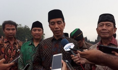 Presiden Joko Widodo ditemani Menteri Polhukam Wiranto dan Menpora memberikan keterangan pers terkait aksi bela Palestina 1712.