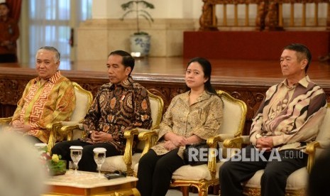 Presiden Joko Widodo (dua dari kiri) didampingi Ketua CDCC Din Syamsuddin (dari kiri), Menko PMK Puan Maharani, dan Pendiri dan Ketua Cheng Ho Multicultural and Education Trust, Malaysia, Tan Sri Lee Kim Yew pada pembukaan World Peace Forum ke-6 oleh Presi