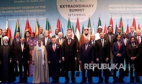 Presiden Joko Widodo (dua kanan) dan para pemimpin/ kepala negara Organisasi Islam Konferensi Tingkat Tinggi Luar Biasa Organisasi Kerja Sama Islam (OKI) berfoto bersama di Istambul, Turki, Rabu (13/12).