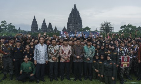 Presiden Joko Widodo (dua kiri) didampingi Menpora Imam Nahrawi (kanan) Menko Polhukam Wiranto (tengah) Panglima TNI Marsekal Hadi Tjahjanto (dua kiri) dan Gubernur DIY Sri Sultan HB X (kiri) berfoto bersama pemuda Kokam dan GP Ansor saat Apel Kebangsaan Pemuda Islam Indonesia di pelataran Candi Prambanan, Sleman, DI Yogyakarta, Sabtu (16/12). Dugaan korupsi terkait kegiatan ini belakangan disidik oleh Polda Metro Jaya.