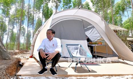 Presiden Joko Widodo (Jokowi) duduk di depan tenda usai memimpin seremoni ritual Kendi Nusantara di titik nol Ibu Kota Negara (IKN) Nusantara di Kecamatan Sepaku, Penajam Paser Utara, Kalimantan Timur, Senin (14/3/2022).