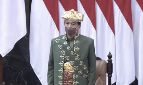 Presiden Joko Widodo (Jokowi) mengenakan pakaian adat  Bangka Belitung saat Sidang Tahunan MPR serta Sidang Bersama DPR dan DPD 2022 di Kompleks Parlemen Senayan, Jakarta Pusat, Selasa (16/8) pagi.