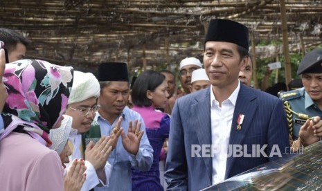 Presiden Joko Widodo (Jokowi) berkunjung ke Pondok Pesantren Nahdlatul Wathan (NW) Anjani di Desa Anjani, Kecamatan Suralaga, Kabupaten Lombok Timur, NTB pada Kamis (23/11).