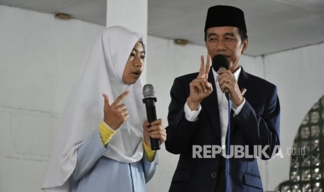 Presiden Joko Widodo (Jokowi) berkunjung ke Pondok Pesantren Nahdlatul Wathan (NW) Anjani di Desa Anjani, Kecamatan Suralaga, Kabupaten Lombok Timur, NTB pada Kamis (23/11).