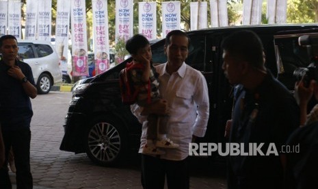 Presiden Joko Widodo (Jokowi) bersama cucu pertamanya Jan Ethes Srinarendra menikmati liburan di Transmart Yasmin di Jalan Abdullah bin Nuh, Kota Bogor, Senin (18/6).