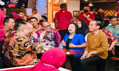 Presiden Joko Widodo (Jokowi) bersama Forum Pemred makan durian di Kota Medan, Sumatra Utara, Rabu (8/2/2023) malam WIB.