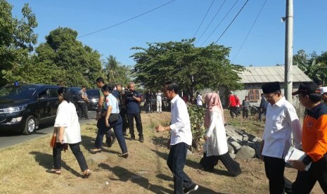 Presiden Joko Widodo (Jokowi) bersama Gubernur NTB Muhammad Zainul Majdi mengunjungi lokasi dan posko Tagana Gempa Bumi 6,4 SR di Desa Madiyan dan Desa Obel-obel, Kecamatan Sambelia, Lombok Timur, Senin (30/7).