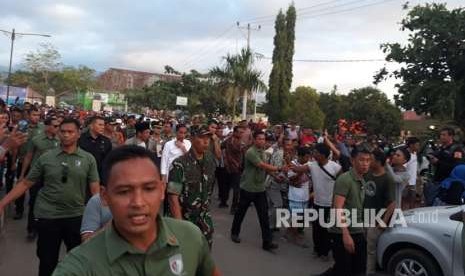 Presiden Joko Widodo (Jokowi) bersama Gubernur NTB TGB Zainul Majdi meninjau posko utama penanganan darurat bencana di lapangan Tanjung, Kabupaten Lombok Utara, NTB, Senin (13/8).