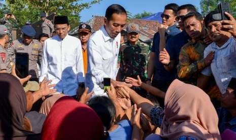 Presiden Joko Widodo (Jokowi) bersama Gubernur NTB TGB Zainul Majdi dan sejumlah menteri meninjau lokasi pengungsian di Lombok Utara pada Senin (13/8) dan Selasa (14/8).