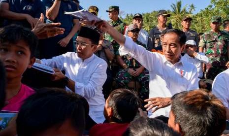 Presiden Joko Widodo (Jokowi) bersama Gubernur NTB TGB Zainul Majdi dan sejumlah menteri meninjau lokasi pengungsian di Lombok Utara, pada Senin (13/8) dan Selasa (14/8).