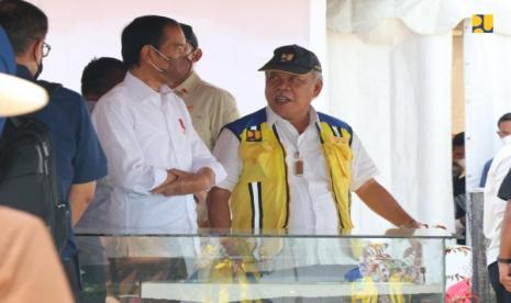 Presiden Joko Widodo (Jokowi) bersama Menteri Pekerjaan Umum dan Perumahan Rakyat (PUPR) Basuki Hadimuljono di lokasi Ibu Kota Negara (IKN) Nusantara, Kabupaten Penajam Paser Utara, Kalimantan Timur.