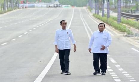 Presiden Joko Widodo (Jokowi) bersama Presiden Terpilih Prabowo Subianto di IKN, Kalimantan Timur, Senin (12/8/2024).