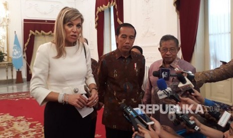 Presiden Joko Widodo (Jokowi) bersama Ratu Maxima melakukan konferensi pers terkait perkembangan keuangan inklusi, di Istana Negara, Selasa (13/1).