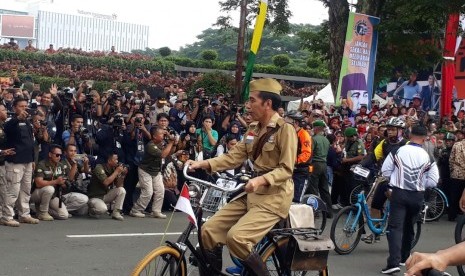 Presiden Joko Widodo (Jokowi), bersepeda dengan ribuan masyarakat Jabar, Sabtu (10/11). Sebelum bersepeda, Jokowi melepas puluhan ribu peserta goes tersebut.