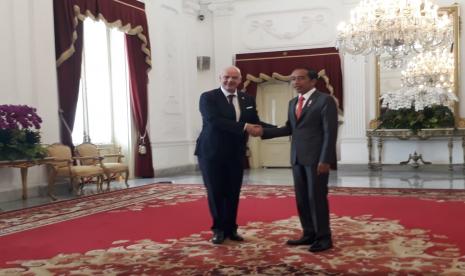 Presiden Joko Widodo (Jokowi) bertemu dengan Presiden FIFA, Gianni Infantino di Istana Merdeka, Jakarta, Selasa (18/10). Pertemuan ini dilakukan untuk menindaklanjuti rencana pemerintah dan FIFA yang akan membentuk tim transformasi sepak bola Indonesia. 