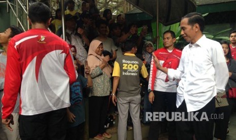 Presiden Joko Widodo (Jokowi) beserta Iriana Jokowi serta anaknya, Kahiyang Ayu dan Kaesang mengunjungi kebun binatang Ragunan, Pasar Minggu, Jakarta Selatan, Kamis (29/6). 