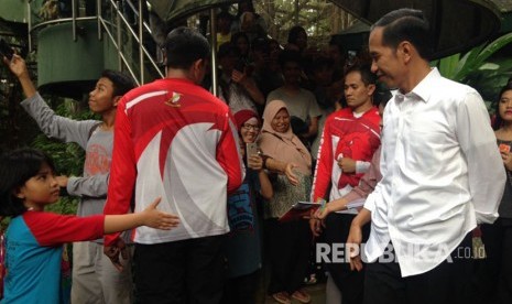 Presiden Joko Widodo (Jokowi) beserta Iriana Jokowi serta anaknya, Kahiyang Ayu dan Kaesang mengunjungi kebun binatang Ragunan, Pasar Minggu, Jakarta Selatan, Kamis (29/6). 