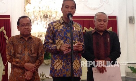 Presiden Joko Widodo (Jokowi) dan Din Syamsudin menggelar konferensi pers bersama di Istana Merdeka, Jakarta, Senin (23/10). 