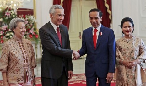 Presiden Joko Widodo (Jokowi) dan Ibu Negara Iriana bersama Perdana Menteri Singapura Lee Hsien Loong dan Ibu Negara Singapura Ho China saat kunjungan jelang pelantikan Jokowi di Istana Negara, Jakarta, Ahad (20/10).