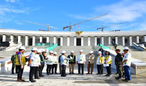 Presiden Joko Widodo (Jokowi) dan jajaran meninjau progres pembangunan di IKN, Kalimantan Timur, Rabu (5/6/2024).