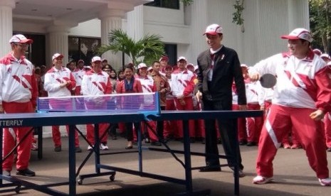 Presiden Joko Widodo (Jokowi) dan Ketua Komite Olimpiade Indonesia Erick Thohir (kanan) berpasangan saat bermain tenis meja di halaman Istana Merdeka, Jakarta, Senin (7/8). Presiden Jokowi hari ini melepas kontingen Indonesia yang akan berlaga di SEA Games 2017, Kuala Lumpur, Malaysia. 