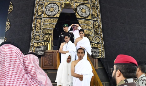 Presiden Joko Widodo (Jokowi) dan rombongan di tangga menuju Ka'bah. Beberapa saat lalu, Jokowi dan rombongan memasuki Ka'bah, Senin (14/4)