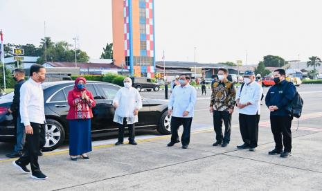 Presiden Joko Widodo (Jokowi) di Bandara Halim Perdanakusuma, Selasa (9/8/2022) pagi WIB, sebelum terbang untuk meresmikan Terminal Kijing Pelabuhan Pontianak di Kabupaten Mempawah. 