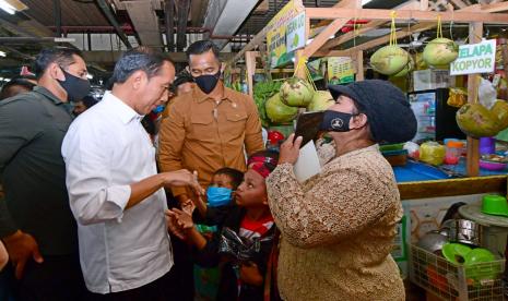 Presiden Joko Widodo (Jokowi) di Pasar Wonokromo Surabaya, Sabtu, 18 Februari 2023.