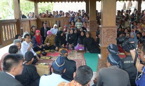 Presiden Joko Widodo (Jokowi) didampingi Ibu Negara Iriana saat berkunjung ke Kabupaten Blora, Jateng, Sabtu (7/3), menyempatkan diri mengunjungi sedulur Sikep (sebutan warga Kampung Samin), Desa Klopoduwur, Kec. Banjarejo.  Dalam kesempatan tersebut, Pres