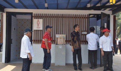 Presiden Joko Widodo (Jokowi) didampingi Menteri Pekerjaan Umum dan Perumahan Rakyat (PUPR) Basuki Hadimuljono, Menteri Sekretaris Negara Pratikno, Menteri Sosial Agus Gumiwang Kartasmita, dan Gubernur DKI Jakarta Anies Baswedan meninjau fasilitas penunjang bagi penyandang disabilitas di Kompleks Gelora Bung Karno (GBK), Jakarta, Selasa (16/10)