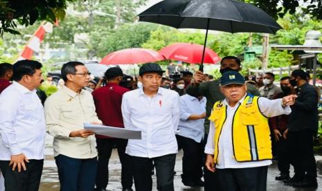 Presiden Joko Widodo (Jokowi) didampingi Penjabat (Pj) Gubernur DKI Jakarta, Heru Budi Hartono dan Kepala BPN Marsekal (Purn) Hadi Tjahjanto serta Menteri PUPR Basuki Hadimuljono meninjau proyek normalisasi Sungai Ciliwung, Jakarta, Selasa (21/2/2023).