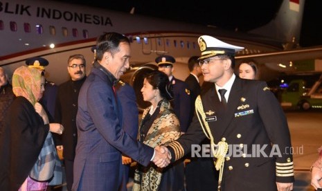 Indonesia's President Joko Widodo (Jokowi) accompanied by First Lady Iriana and a number of ministers arrives in Istanbul,Turkey ahead of the Organization of Islamic Cooperation's (OIC's) Extraordinary Summit on Wednesday (December 13l) local time. 