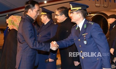 Presiden Joko Widodo (Jokowi) ditemani Ibu Negara dan sejumlah Menteri Kabinet Kerja tiba di Istanbul,Turki. Jokowi akan ikut serta dalam KTT luar biasa OKI, Rabu (13/12l) waktu setempat. 