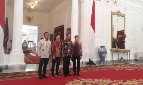 Presiden Joko Widodo (Jokowi) kembali memanggil atlet berprestasi ke Istana Negara. Kali ini Jokowi memanggil ganda putra Bulu Tangkis Indonesia, Marcus Gideon dan Kevin Sanjaya, Senin (2/4). 